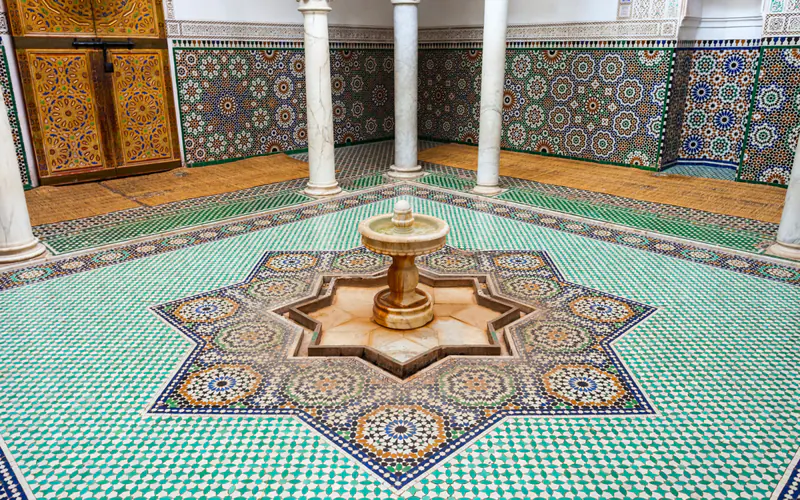 Zellige marocain : quand la géométrie devient mémoire et que la terre de Fès se transforme en art